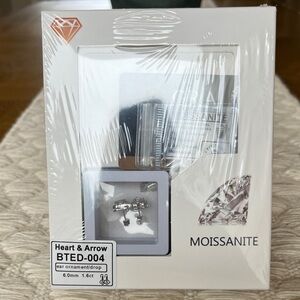 NIB New Moissanite Heart & Arrow Silver 1.6 ct Stud Earrings